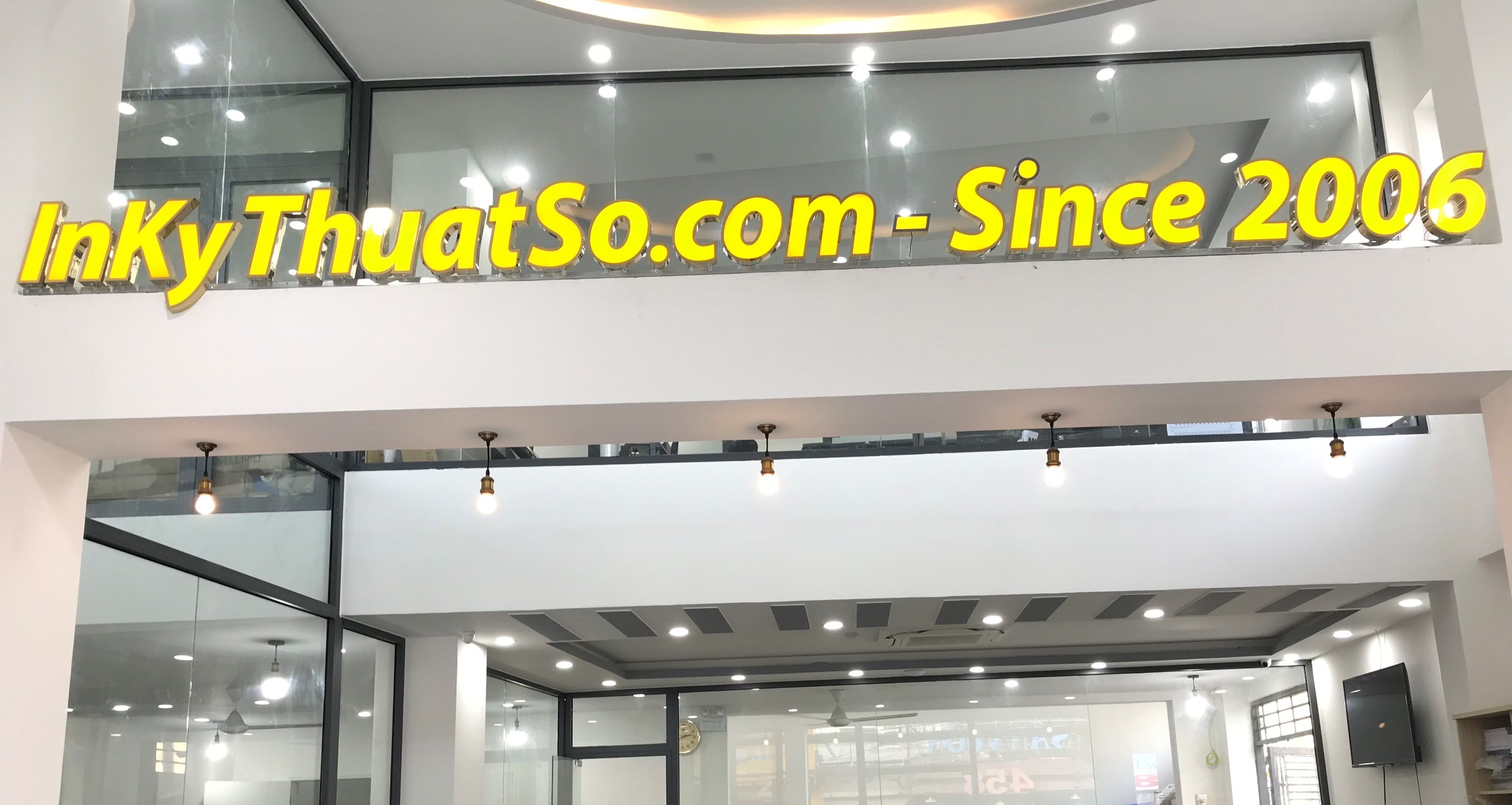 bảng hiệu làm bằng chất liệu gì